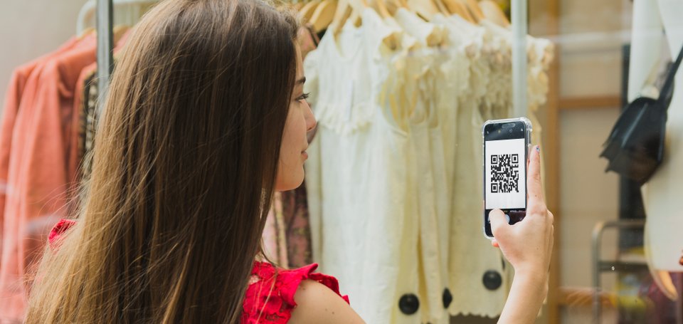 Por qué las tiendas de moda que usan etiquetas electrónicas son más eficientes y rentables